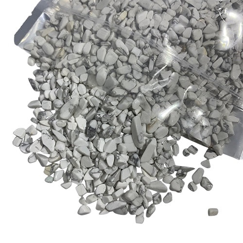 Kindred Crystal Collective — Howlite Chips 500g, soft white howlite chips with natural grey veining in a clear bag on white background