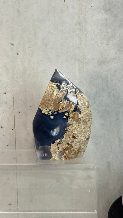 Kindred Crystal Collective — Natural Agate Flame, close-up detail of natural agate banding and polished surface finish